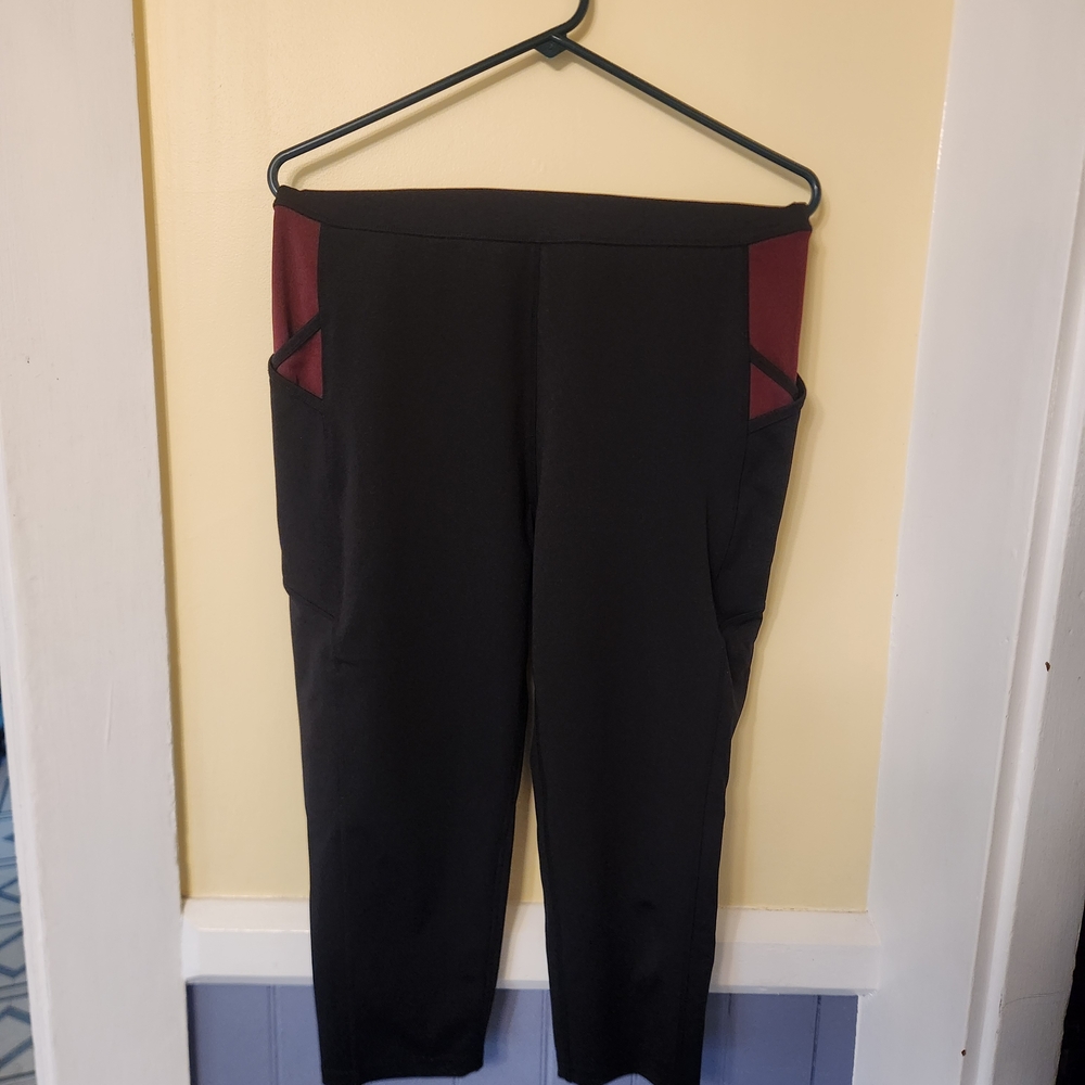 POP Fit Black Capri Leggings with Red Panels